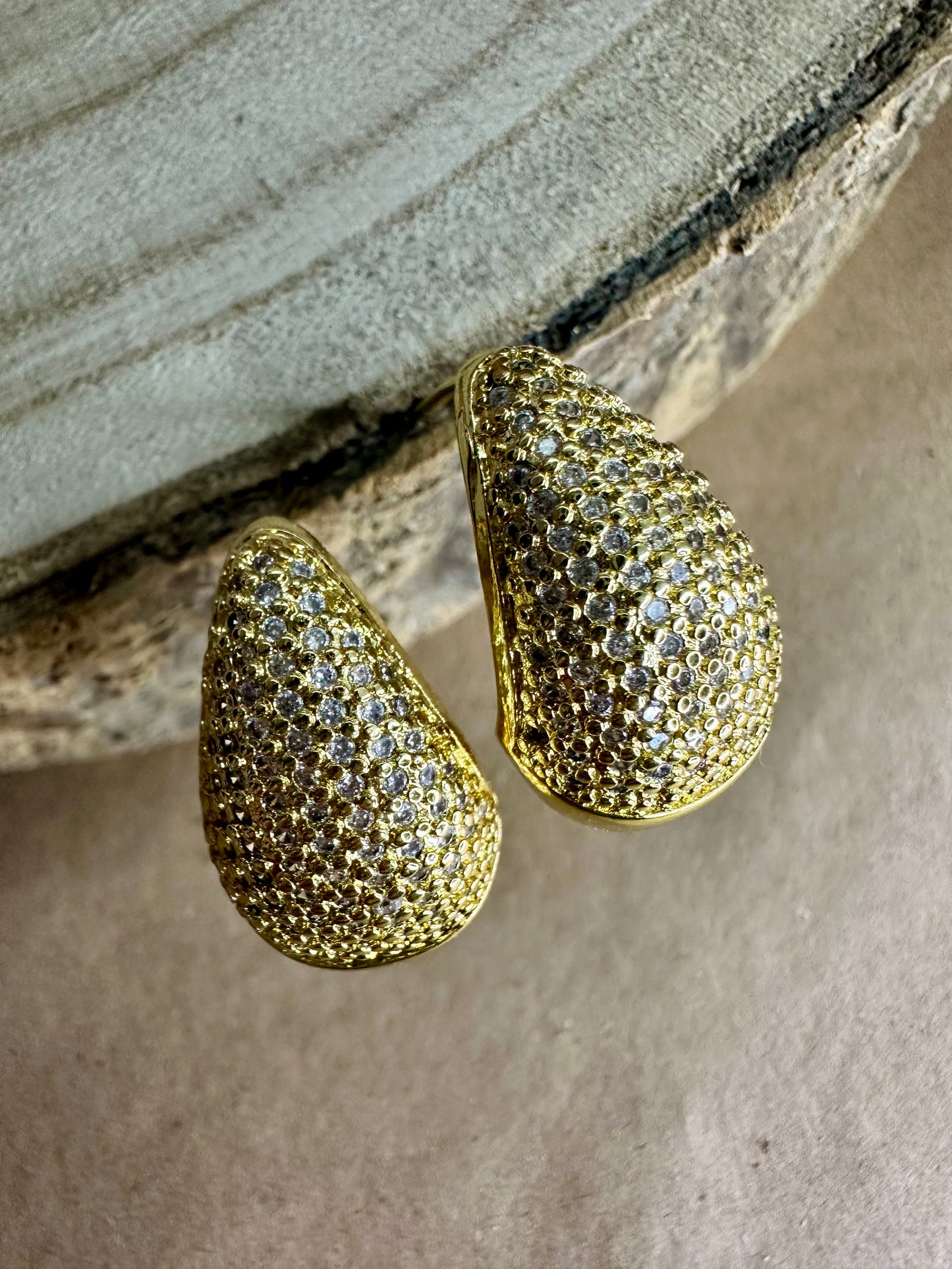 Brincos gota com brilhantes -  dourado