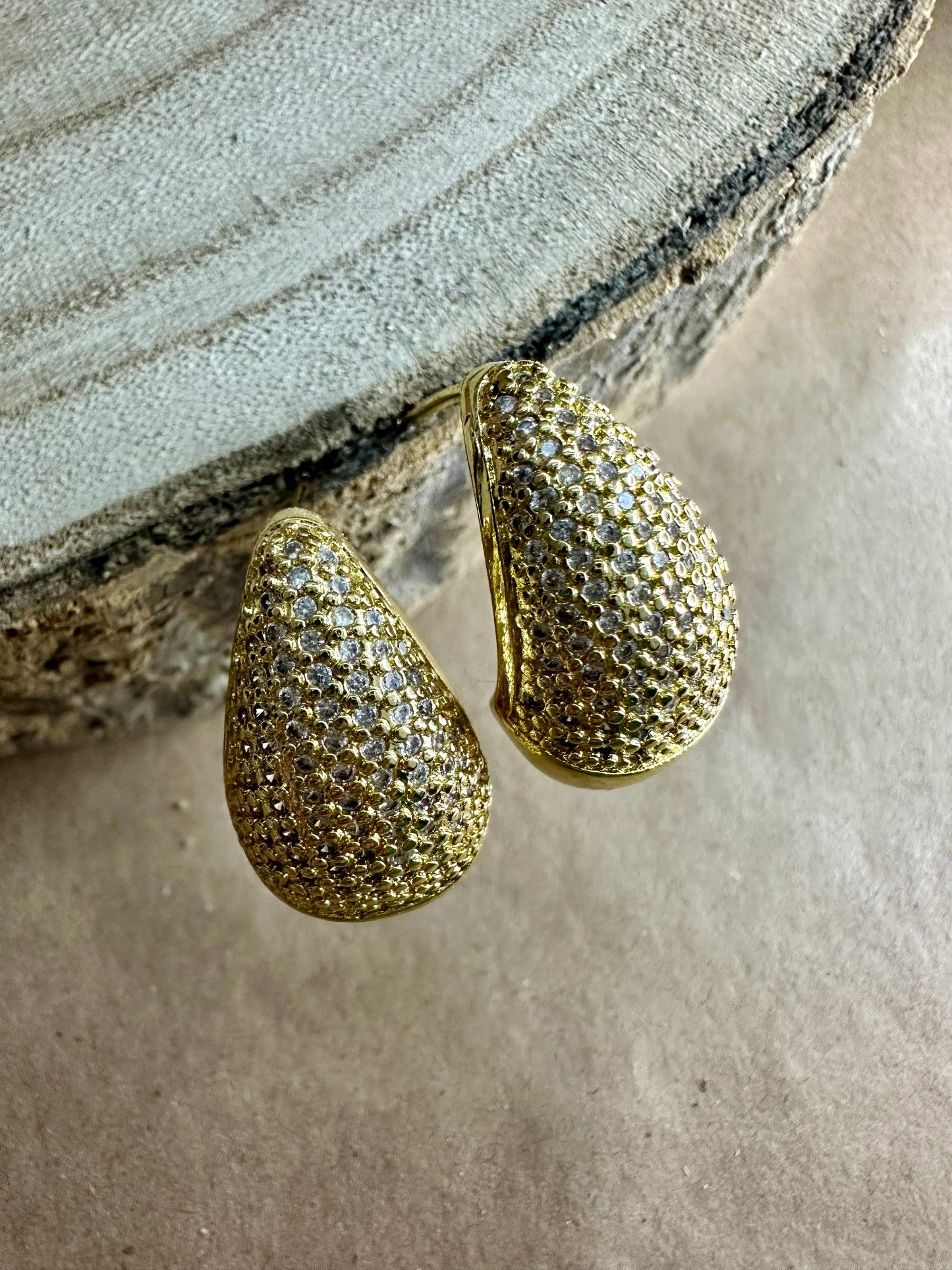 Brincos gota com brilhantes -  dourado